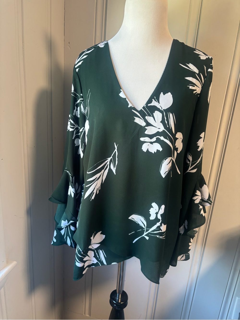 Vince Camuto Green Floral V-Neck Blouse size medium